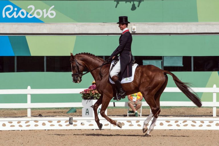 William Fox-Pitt continúa primero tras la segunda parte de la doma del Completo