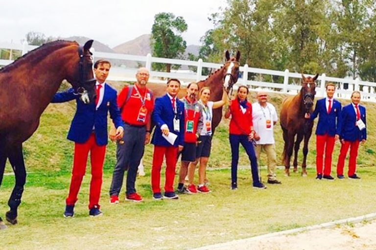 Los caballos del equipo español de Doma Clásica pasan sin problemas la inspección veterinaria